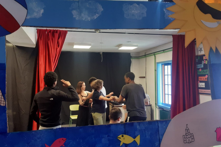 Jóvenes y profesionales bailando en el escenario decorado para la fiesta