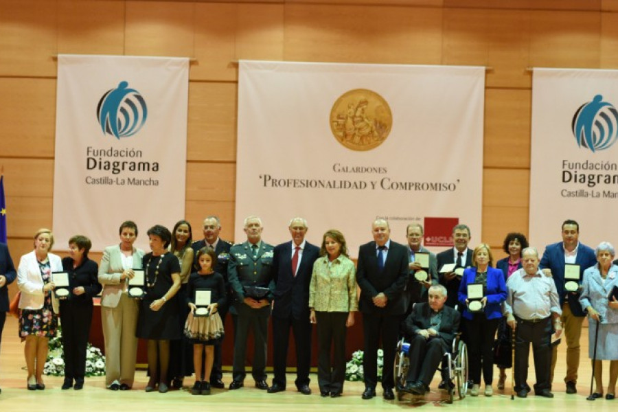 Foto de grupo de galardonados en la IV edición de los Galardones 'Profesionalidad y Compromiso' 2017. Ciudad Real. Fundación Diagrama.