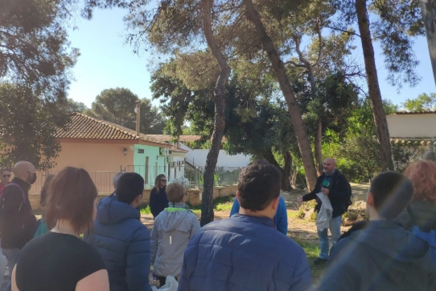 Las personas jóvenes atendidas en la residencia ‘Torrent III’ participan en una actividad de limpieza de residuos en el monte Vedat de Torrent