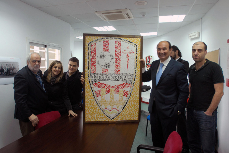 Los menores del Centro Educativo ‘Virgen de Valvanera’ entregan un mosaico con el escudo de la Unión Deportiva Logroñés al presidente del Club