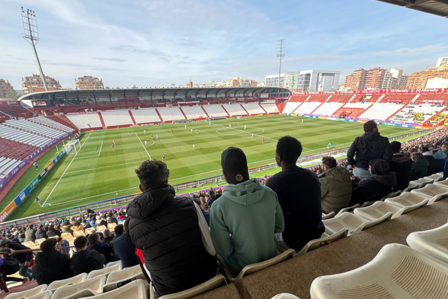 Jóvenes del hogar de acogida "Alácera" asisten a los octavos de final de la Copa de la Reina de fútbol en Albacete