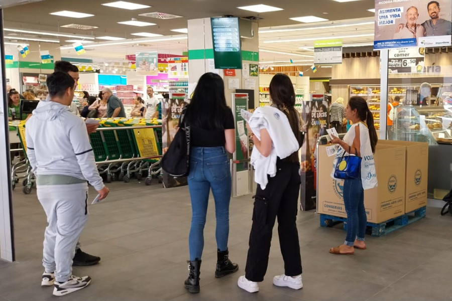 Chicas y chicos atendidos en el CEMMA ‘Inagua’ de Gran Canaria participan como voluntarios en una recogida solidaria de alimentos 
