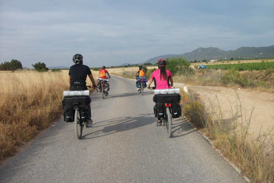 El ‘Aula sobre ruedas’ de Fundación Diagrama lleva a siete jóvenes del Programa de Medio Abierto de Elda y Bañeres de cicloturismo por Vías Verdes de Alicante