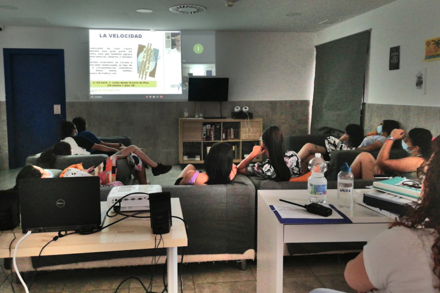 Menores del centro ‘Los Alcores’ de Carmona asisten a un taller de educación y seguridad vial impartido por la asociación Aesleme