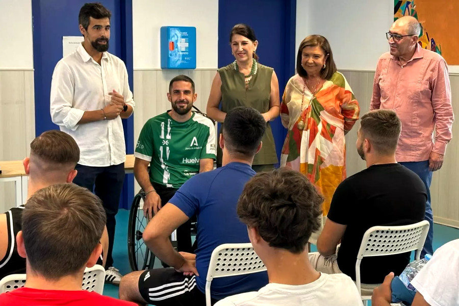 Francisco Motero, campeón nacional de Parabádminton, visita a los jóvenes del CIMI ‘Odiel’ dentro del programa ‘Badminton sin barreras’