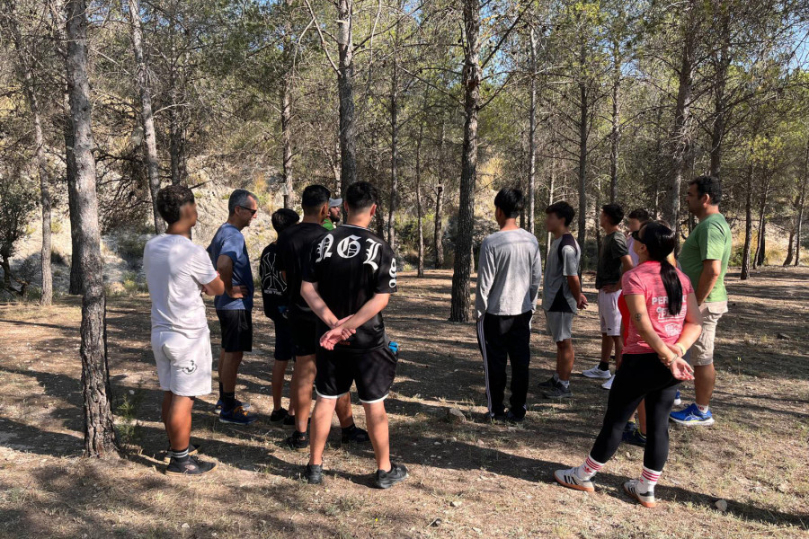 Jóvenes del centro educativo ‘La Zarza’ de Murcia participan en una ruta senderista sobre concienciación ambiental