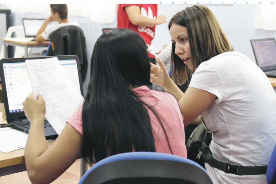 Cartel con el texto 'Construyamos en Red. Programa de búsqueda de empleo' y la foto de dos mujeres delante de un ordenador