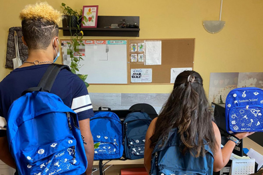 La Fundación ‘la Caixa’ dona material escolar a los menores atendidos en el centro ‘La Pobla’ de La Pobla de Vallbona (Valencia). Fundación Diagrama. Comunidad Valenciana 2020. 