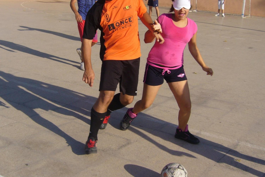 Menores del Centro de Acogida Campanar participan en un entrenamiento del Club de Fútbol Ciegos de Valencia