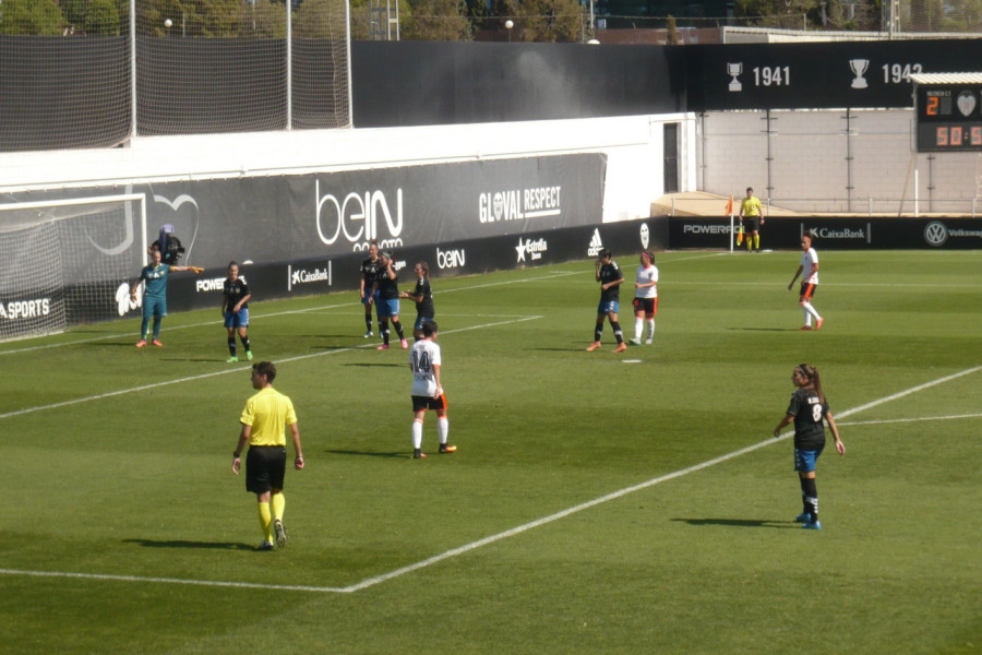 Menores del centro ‘Anassim’ asisten a un partido del Valencia CF femenino