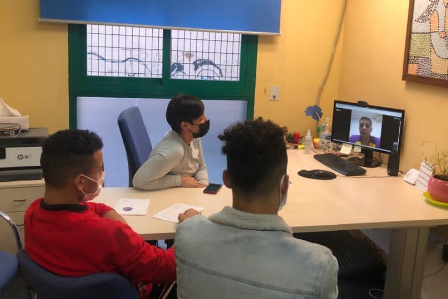 El futbolista Ahmed Belhadji comparte una charla telemática con los jóvenes atendidos en ‘Oriola’ y ‘Lucentum’ de Alicante