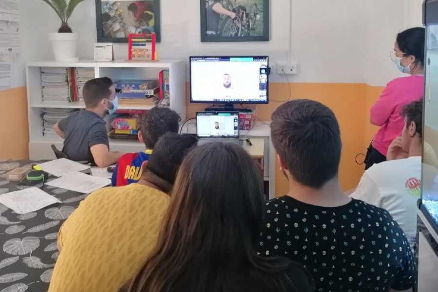 El futbolista David Timor realiza una charla telemática con personas jóvenes atendidas en centros de las provincias de Albacete y Valencia. Fundación Diagrama. Castilla-La Mancha. Comunidad Valenciana. Fundación Diagrama 2022.