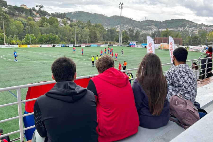 Los tres chicos y la chica de Montefiz presencian el partido desde la grada