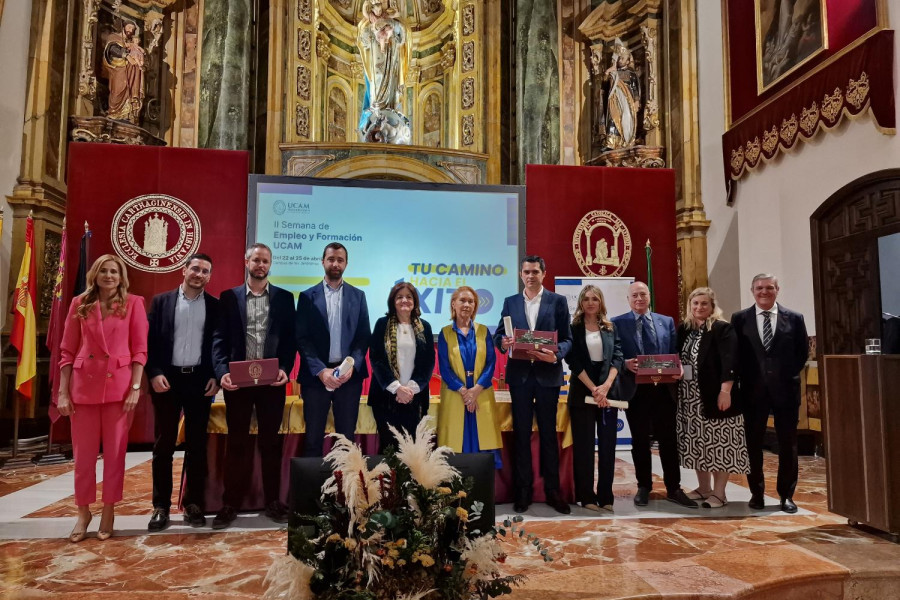 Foto de familia de las entidades premiadas y las autoridades