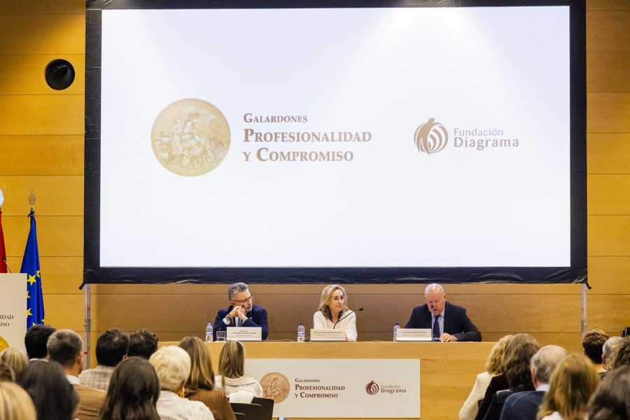 Conrado Escobar, María Martín y Francisco Legaz, en la mesa presidencial del acto