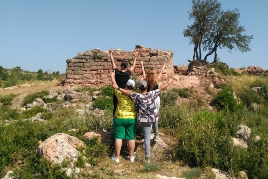 Los menores atendidos en el centro ‘Mas de la Pinaeta’ (Valencia) visitan un yacimiento histórico de la Sierra Calderona 