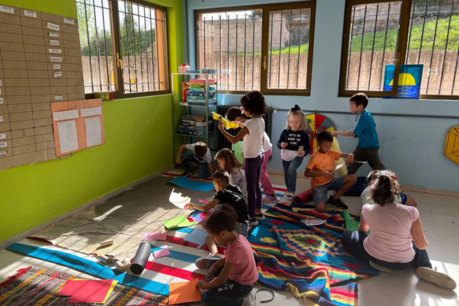 Un grupo de niños y niñas, durante la elaboración del mural