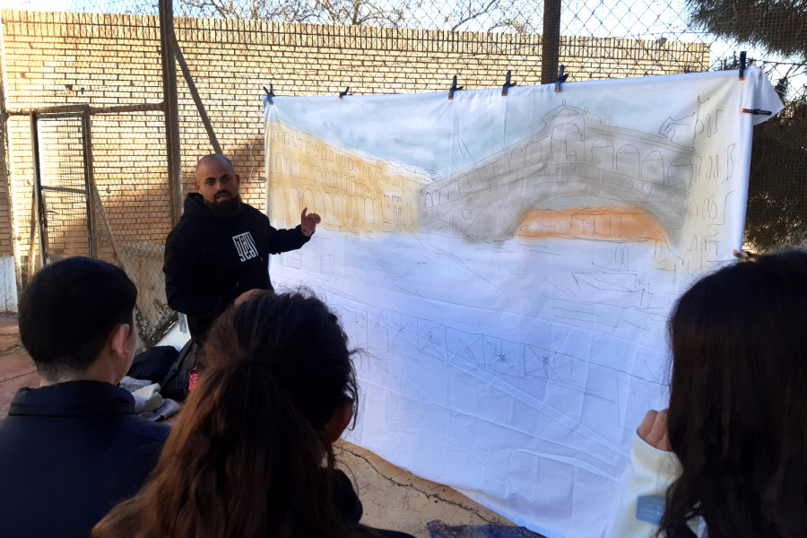 Xemayo explica a las personas jóvenes distintas formas de plasmar un grafiti