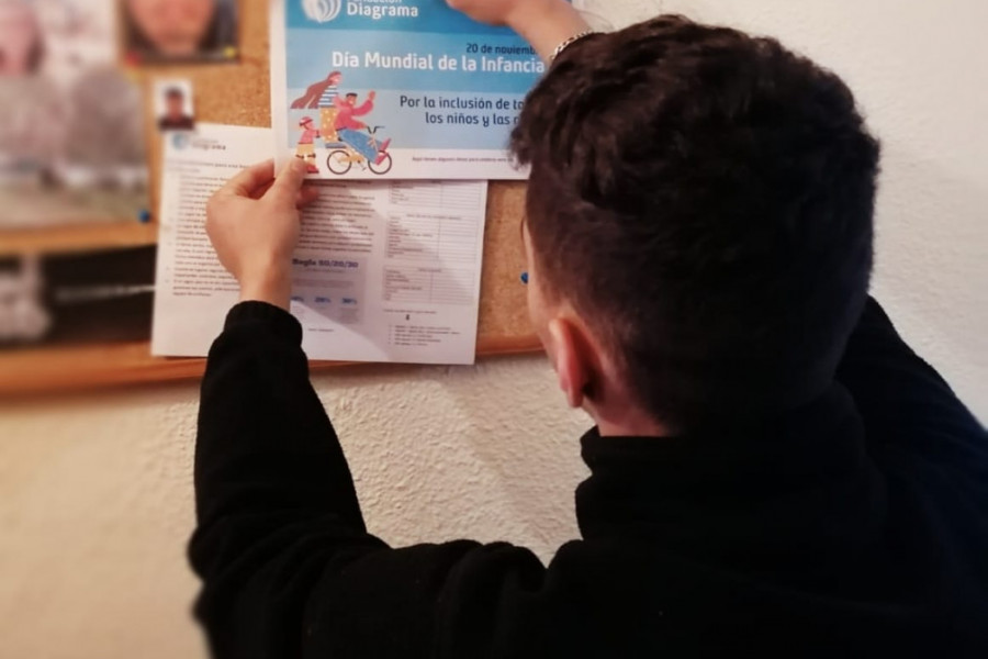 Menor del piso de emancipación 'Fuentenueva' coloca el cartel de la campaña de Fundación Diagrama