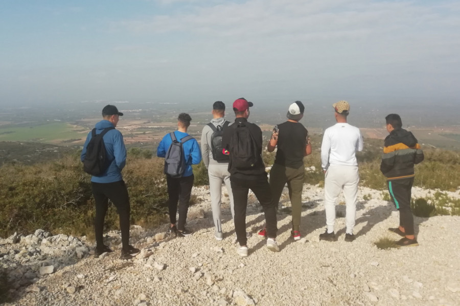 Un grupo de jóvenes atendidos en el centro de acogida ‘Ullals III’ en Ulldecona (Tarragona) llevan a cabo una excursión a la Serra de Godall. Fundación Diagrama. Cataluña 2020. 