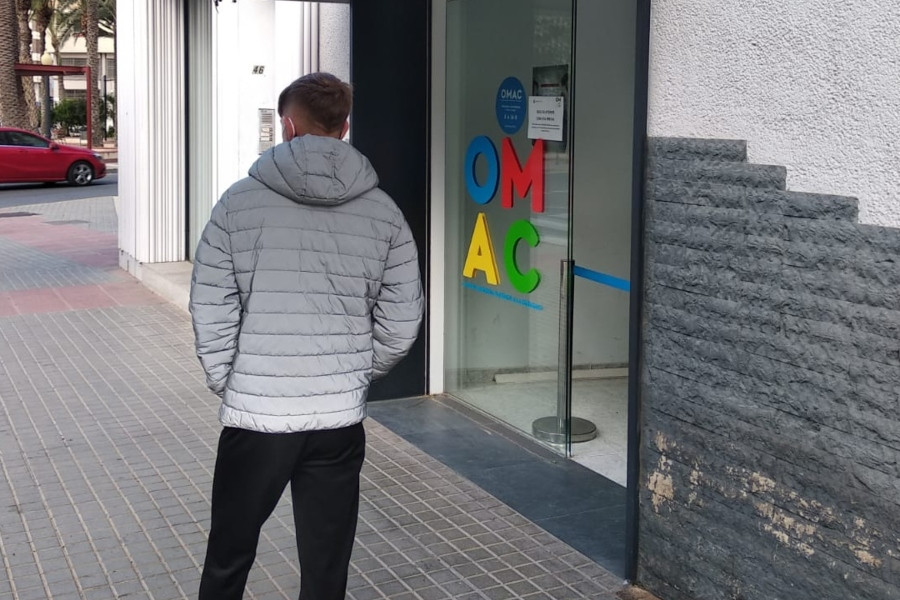 Un grupo de jóvenes atendidos en el Hogar de Acogida ‘El Palmeral’ de Elche visitan distintos servicios y organismos de la ciudad