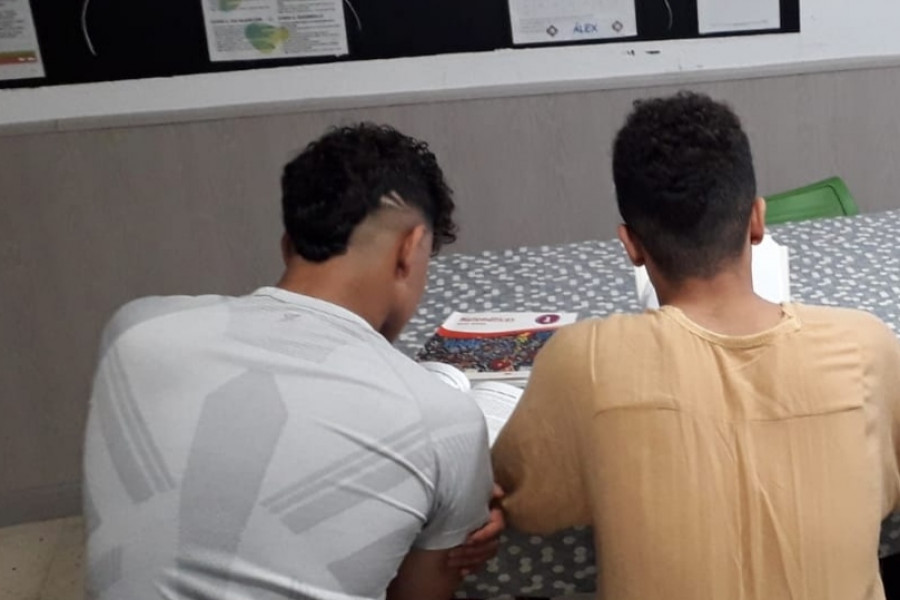 Un grupo de jóvenes atendidos en la Residencia ‘Llauradors’ de Elche (Alicante) reciben una beca del Ministerio de Educación y Formación Profesional