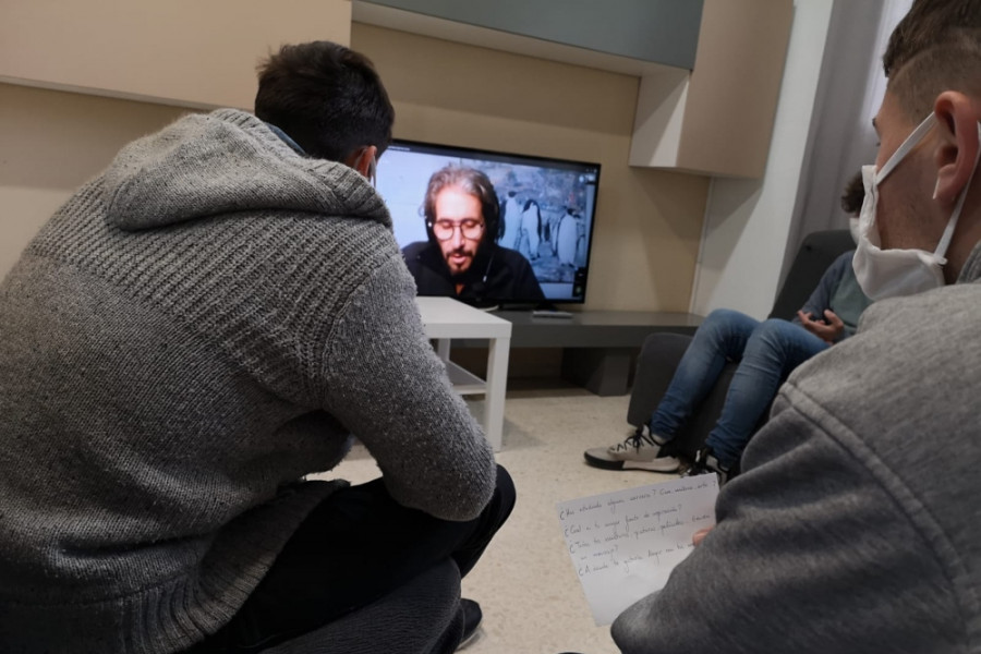 Un grupo de jóvenes atendidos en la residencia ‘Pi Gros’ de Castellón asisten a una charla online con el artista audiovisual Víctor Brossah