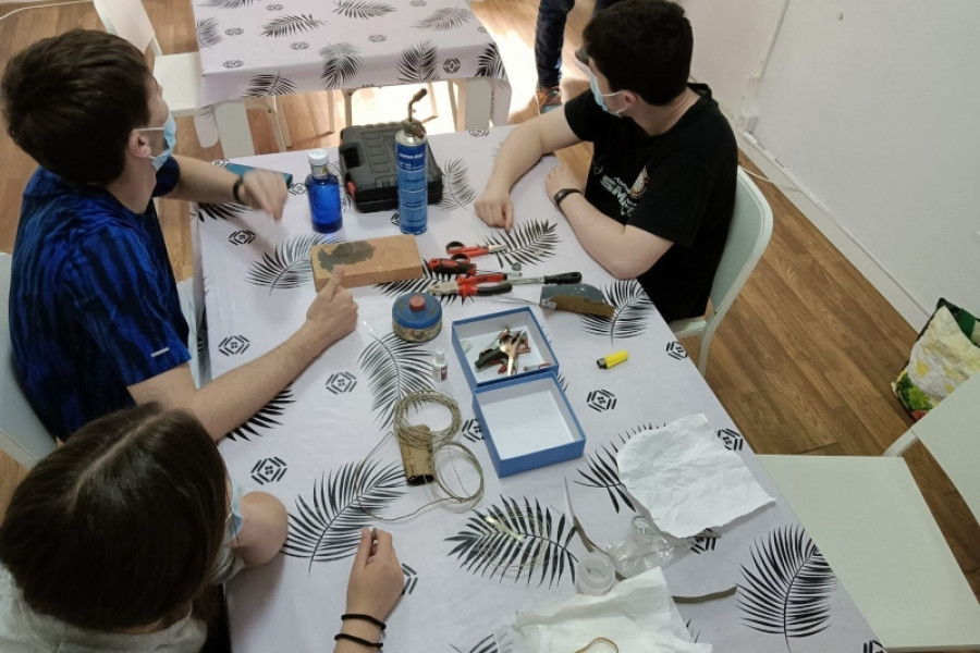 Un grupo de jóvenes del Hogar de Convivencia en Grupo Educativo de Toledo participan en un taller de orfebrería. Fundación Diagrama. Castilla-La Mancha 2022