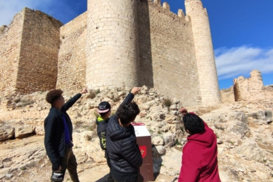 Un grupo de jóvenes del Hogar ‘Manuela Solís Clarás’ de Vinarós (Castellón) realiza una visita cultural a Alcalà de Xivert. Fundación Diagrama. Comunidad Valenciana 2022
