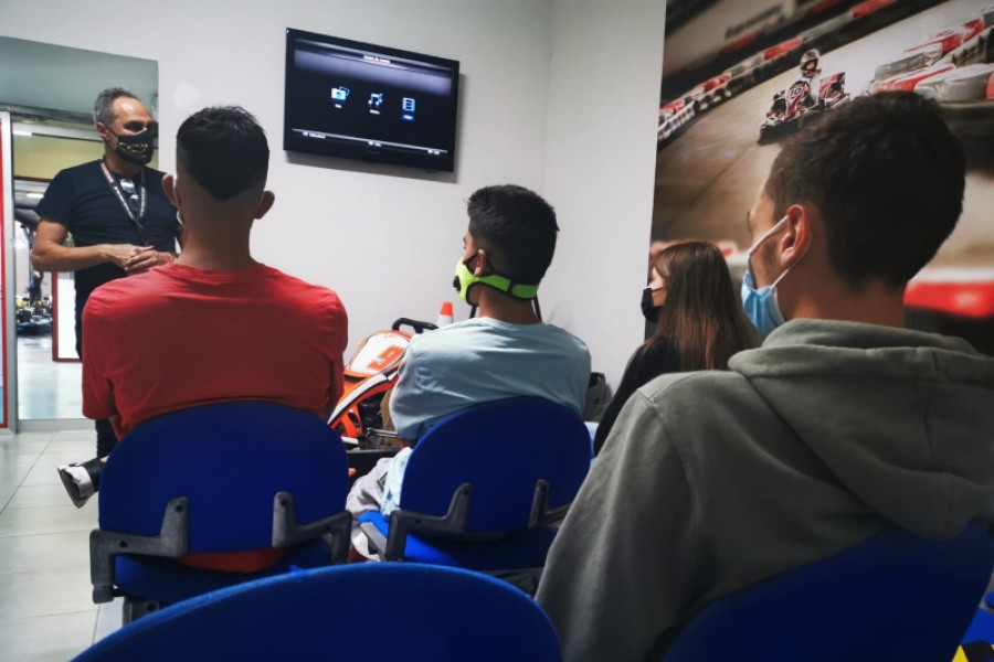 Un grupo de jóvenes del programa Punto de Partida de Las Palmas asiste a un taller de educación vial