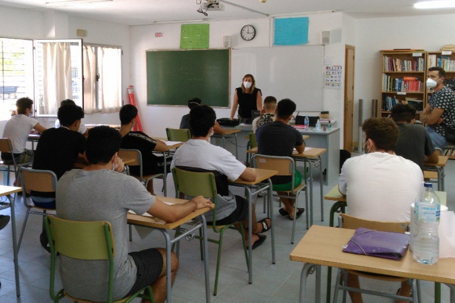 Un grupo de jóvenes de la residencia ‘La Villa’ de Villena completa un curso formativo en hostelería impulsado por la Cámara de Comercio de Alicante