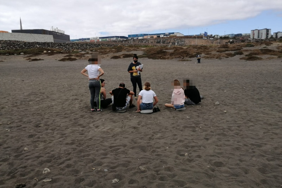 Un grupo de menores atendidos en el centro ‘Inagua’ de Las Palmas realizan un taller de sensibilización medioambiental sobre microplásticos. Fundación Diagrama 2020.