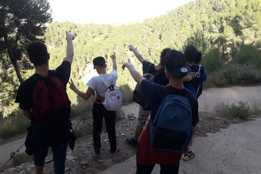 Un grupo de menores atendidos en el hogar ‘Ankaso Alguazas’ de Murcia descubren la Rambla del Puerto de la Cadena de la ciudad