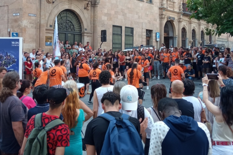 Un grupo de menores del hogar de acogida ‘Arribes del Tormes’ de Salamanca asiste a un encuentro cultural de batucadas. Fundación Diagrama. Castilla y León 2022.