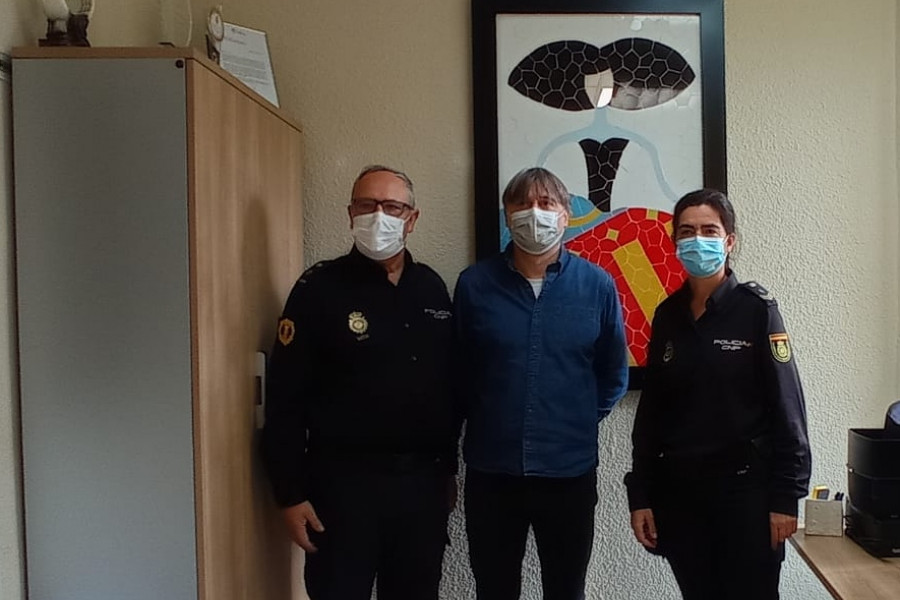 El Grupo de Menores de la Policía Autonómica de Castellón recibe un cuadro de trencadís elaborado por las personas jóvenes atendidas en la residencia ‘Pi Gros’