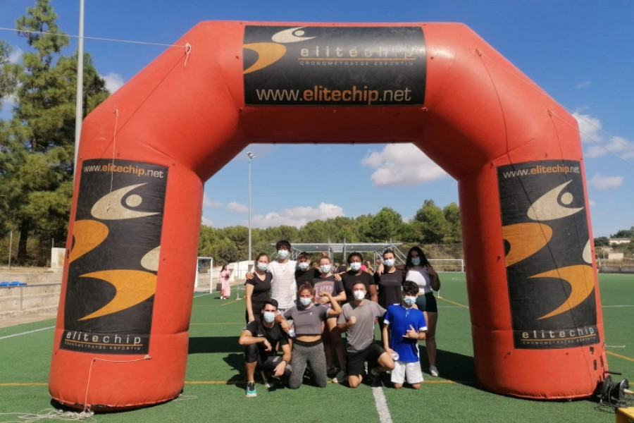 Un grupo de personas atendidas en el Hogar ‘Es Camí’ en Santa María del Camino (Baleares) participa en la carrera de obstáculos Ares Race