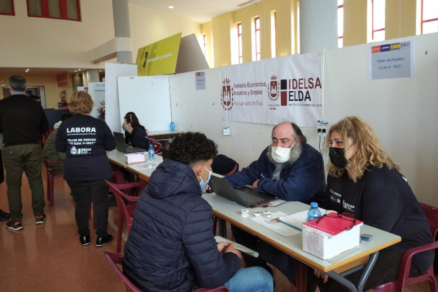 Un grupo de personas atendidas en la residencia ‘La Villa’ de Villena acude a la Feria de la Orientación de Petrer y al Baúl del Estudiante de Elda. Fundación Diagrama. Comunidad Valenciana 2022