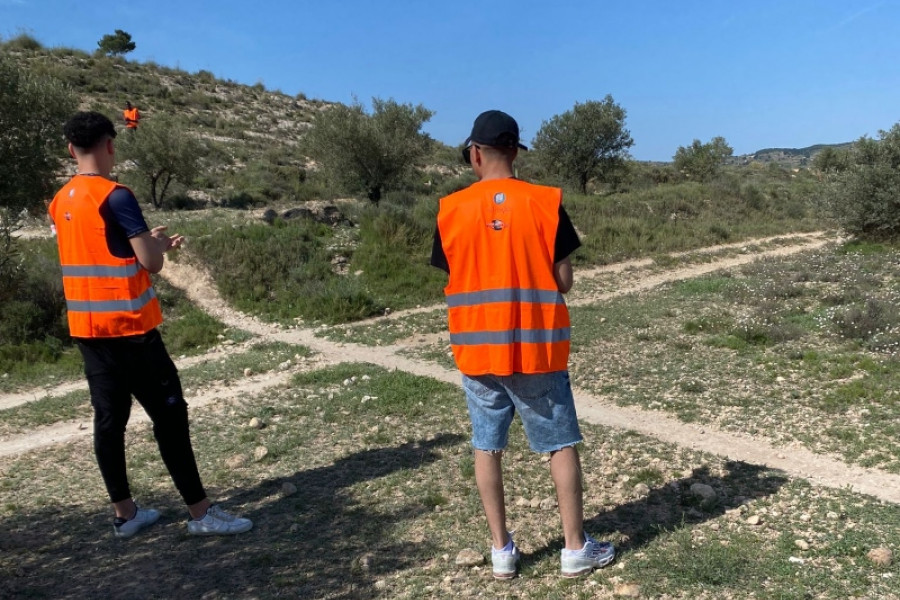 Un grupo de personas jóvenes atendidas en el hogar ‘Alácera’ de Caudete realizan labores de voluntariado en la I Alácera Trail. Fundación Diagrama. Castilla La Mancha 2022.