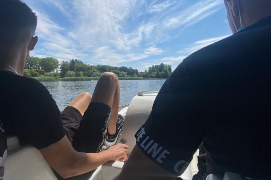 Un grupo de personas jóvenes atendidas en el hogar ‘Arribes del Tormes’ de Salamanca disfrutan de un paseo en barca por el río Tormes