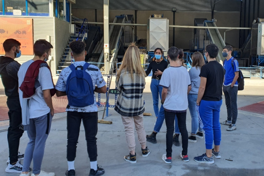 Un grupo de personas jóvenes atendidas en el Programa Labora de Jaén realizan una visita a la Cooperativa Ciudad de Jaén - Aceite de Oliva Virgen Extra
