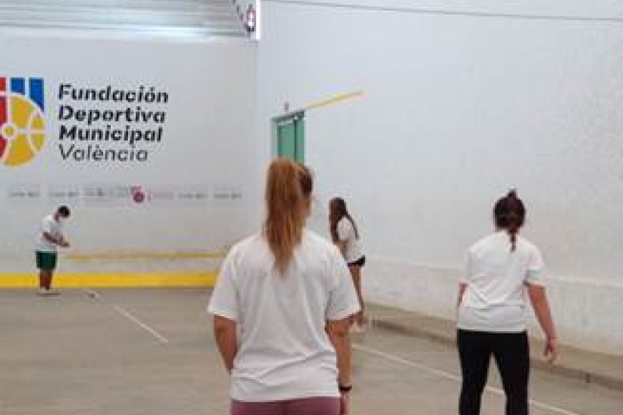 Un grupo de personas jóvenes atendidas en la Residencia ‘Campanar’ de Valencia celebran con varias actividades el 30 aniversario del Día de la Pilota