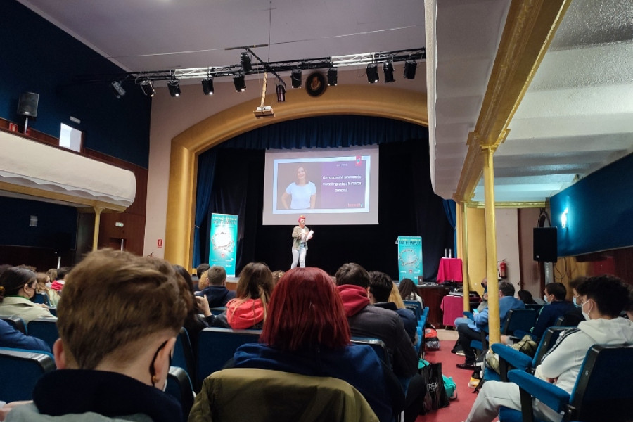 Un grupo de personas jóvenes atendidas en la residencia ‘La Atalaya’ de Villena (Alicante) asisten al I Foro de Empleo ‘Sax te Emplea’