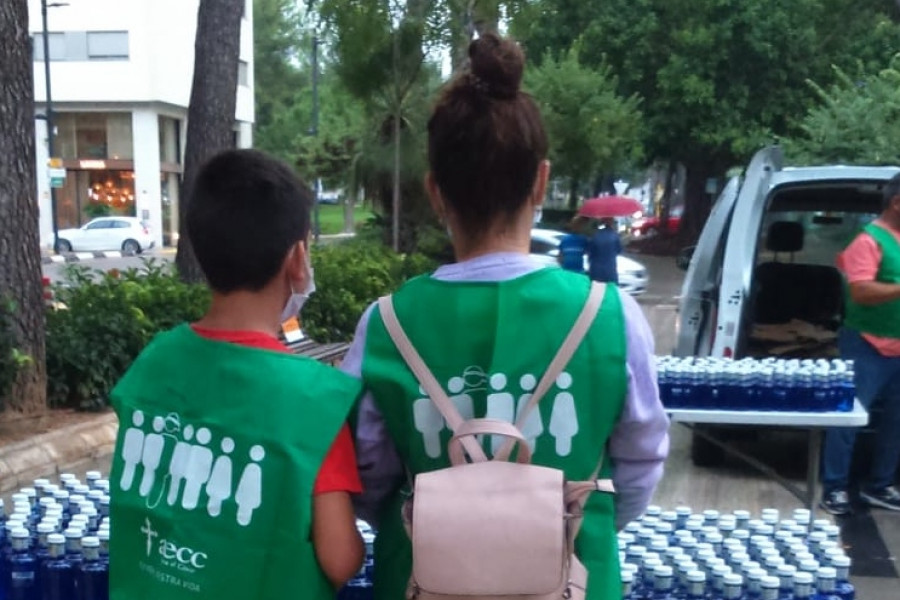 Un grupo de personas jóvenes atendidas en la Residencia ‘Torrent III’ de Torrent (Valencia) participan una carrera solidaria contra el cáncer