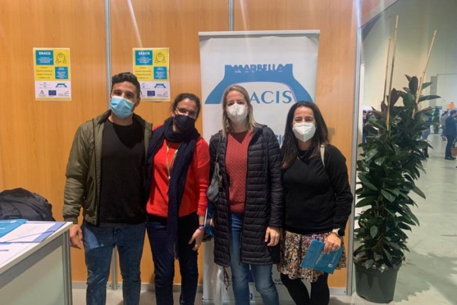 Un grupo de personas jóvenes atendidas en el Servicio Integral de Medio Abierto de Málaga asiste a la IV Feria de Empleo de Marbella. Fundación Diagrama. Andalucía 2022