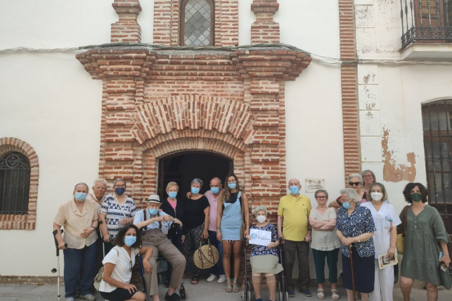 Un grupo de personas mayores atendidas en Almodóvar del Campo (Ciudad Real) visita algunos de los principales puntos culturales de la localidad. Fundación Diagrama. Castilla-La Mancha 2022.