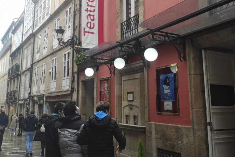 Un grupo de personas menores atendidas en el centro ‘Montefiz’ de Ourense asisten a la representación de la obra teatral ‘Debajo del tejado’