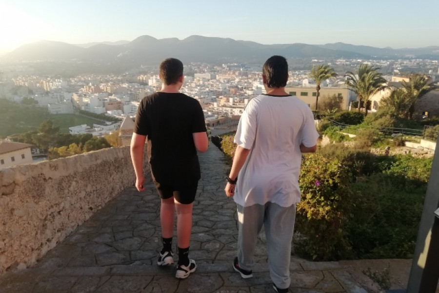 Un grupo de personas menores atendidas en el servicio de acogimiento residencial ‘Illa de Bes’ de Ibiza participa en una carrera popular urbana.