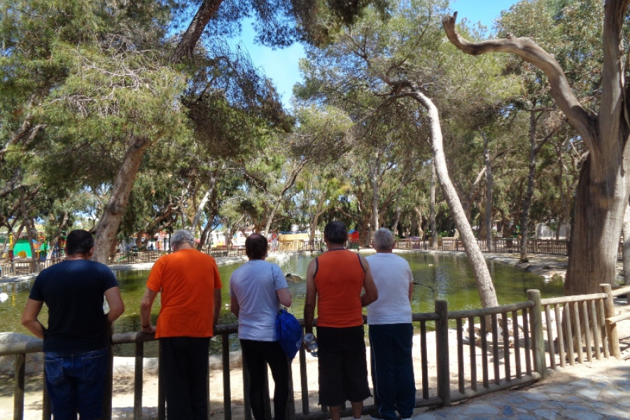 Un grupo de usuarios del Centro para la Atención de la Enfermedad Mental ‘Altavida’ de Abanilla visita la localidad de Guardamar del Segura