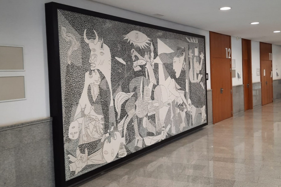 El Guernica elaborado por los chicos y chicas de la residencia ‘Pi Gros’ de Castellón se traslada a un nuevo espacio de la Ciudad de la Justicia