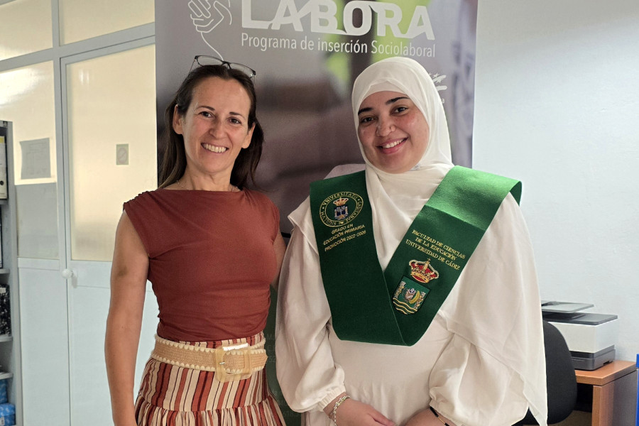 Hiba Malek, junto a su orientadora sociolaboral, antes de su acto de graduación en el Grado de Educación Primaria de la Universidad de Cádiz
